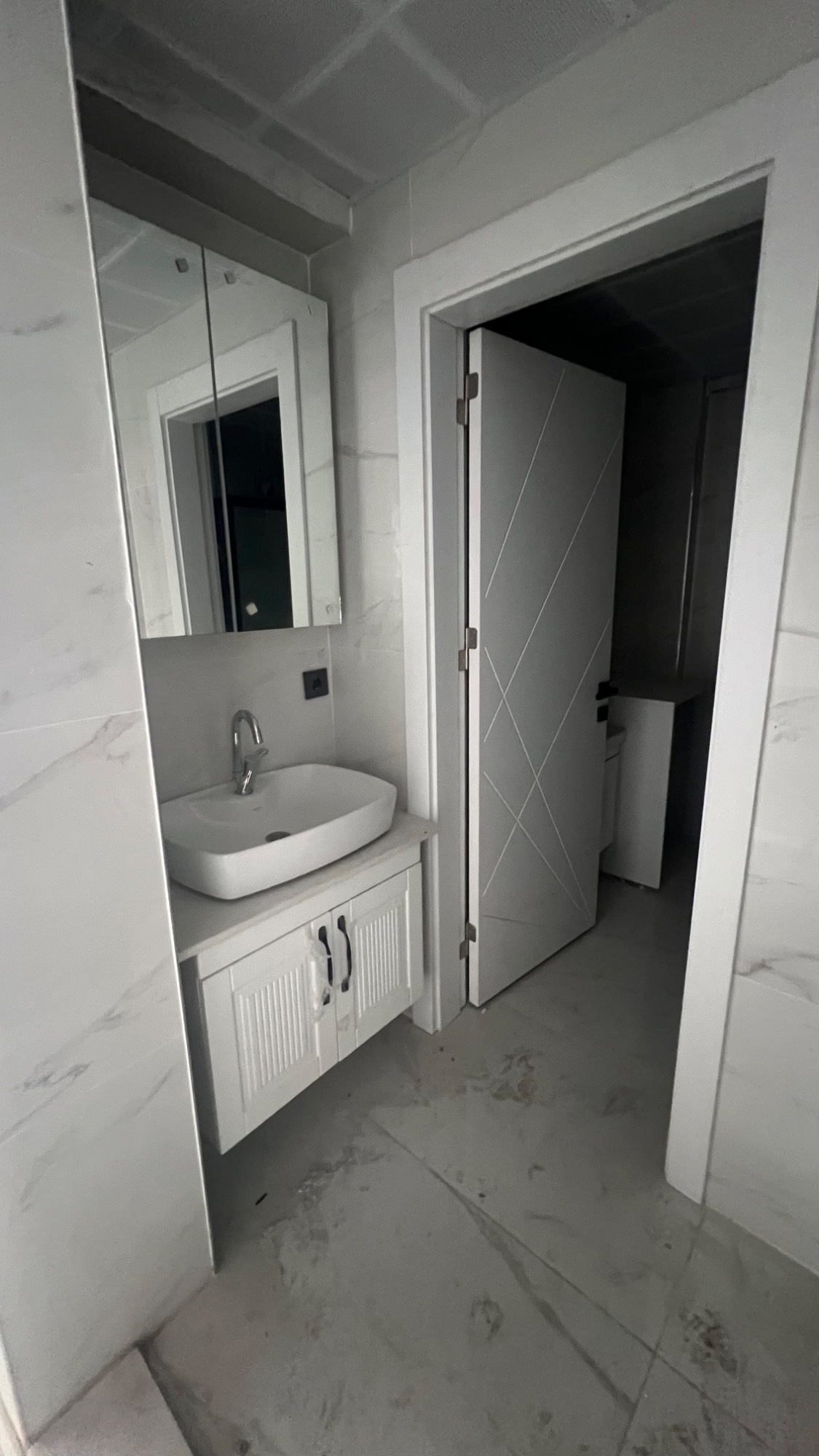 TURGUTLU SATILIK YENİ MAH OTOPARKLI ASANSÖRLÜ 3+1 DAİRE