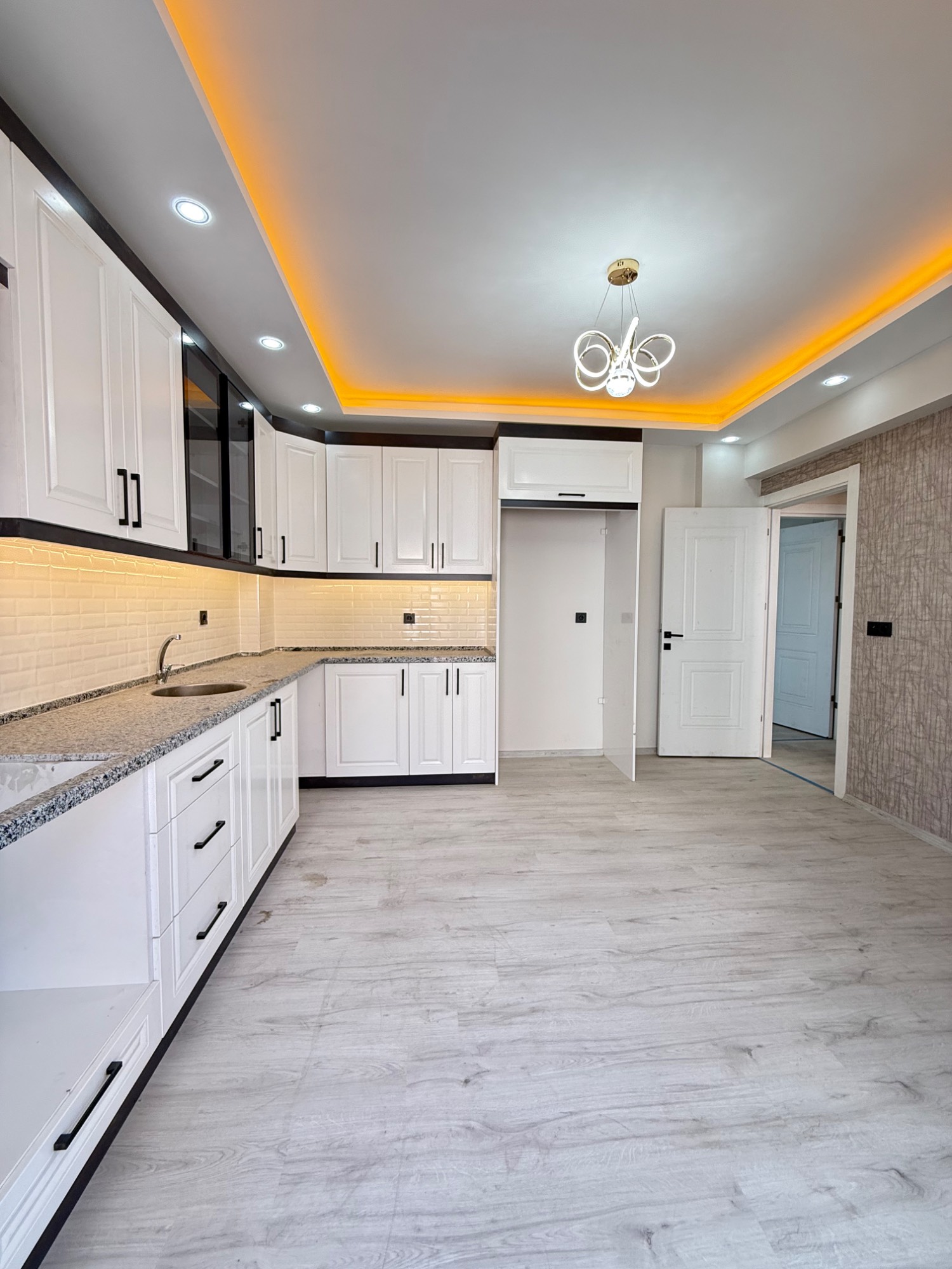 TURGUTLU SATILIK TURGUTLAR MAH 2+1 LÜKS DAİRE