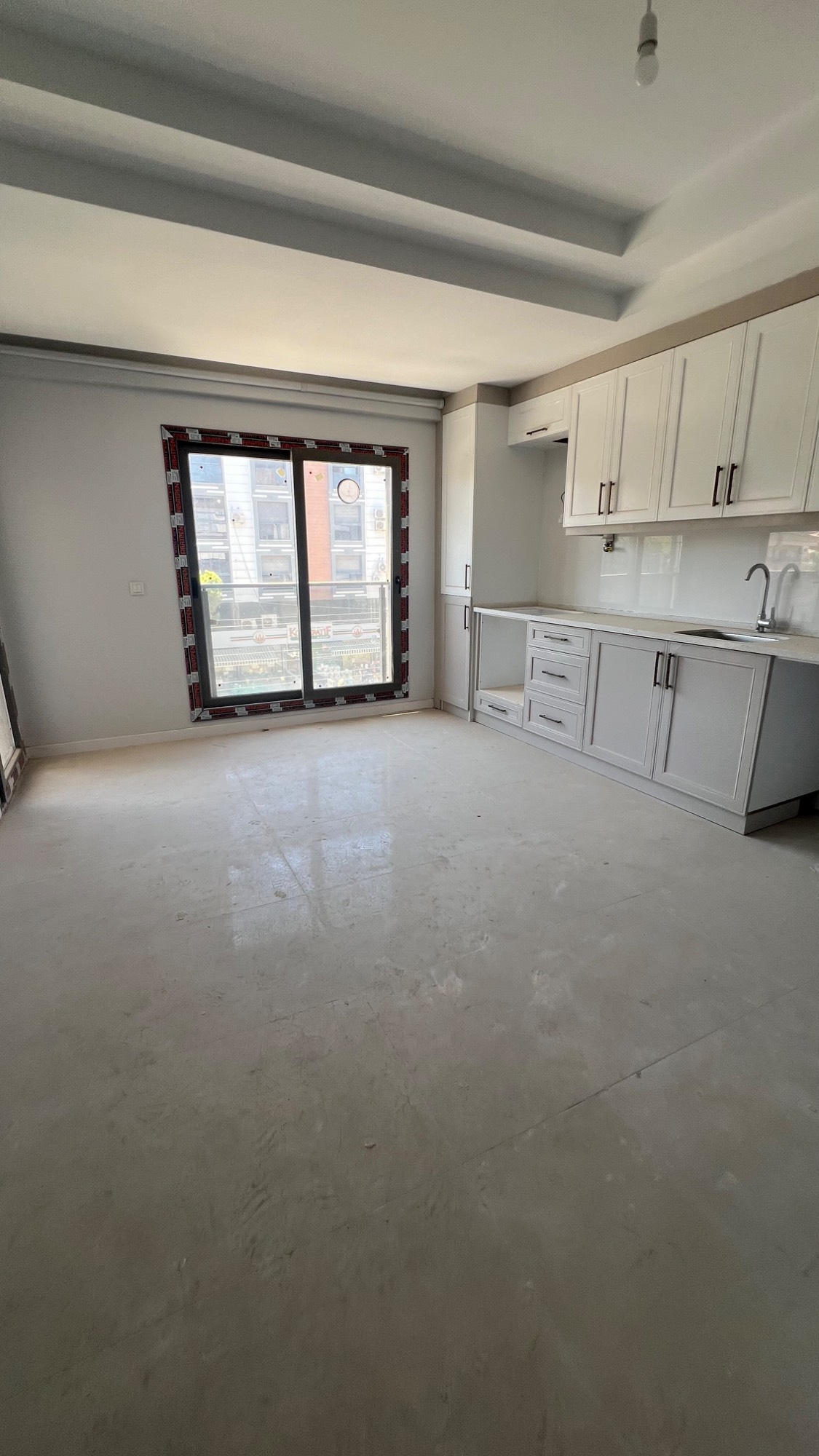 TURGUTLU SATILIK CUMHURİYET MAH KERVANYOLUNDA GENİŞ 2+1 ARAKAT DAİRE