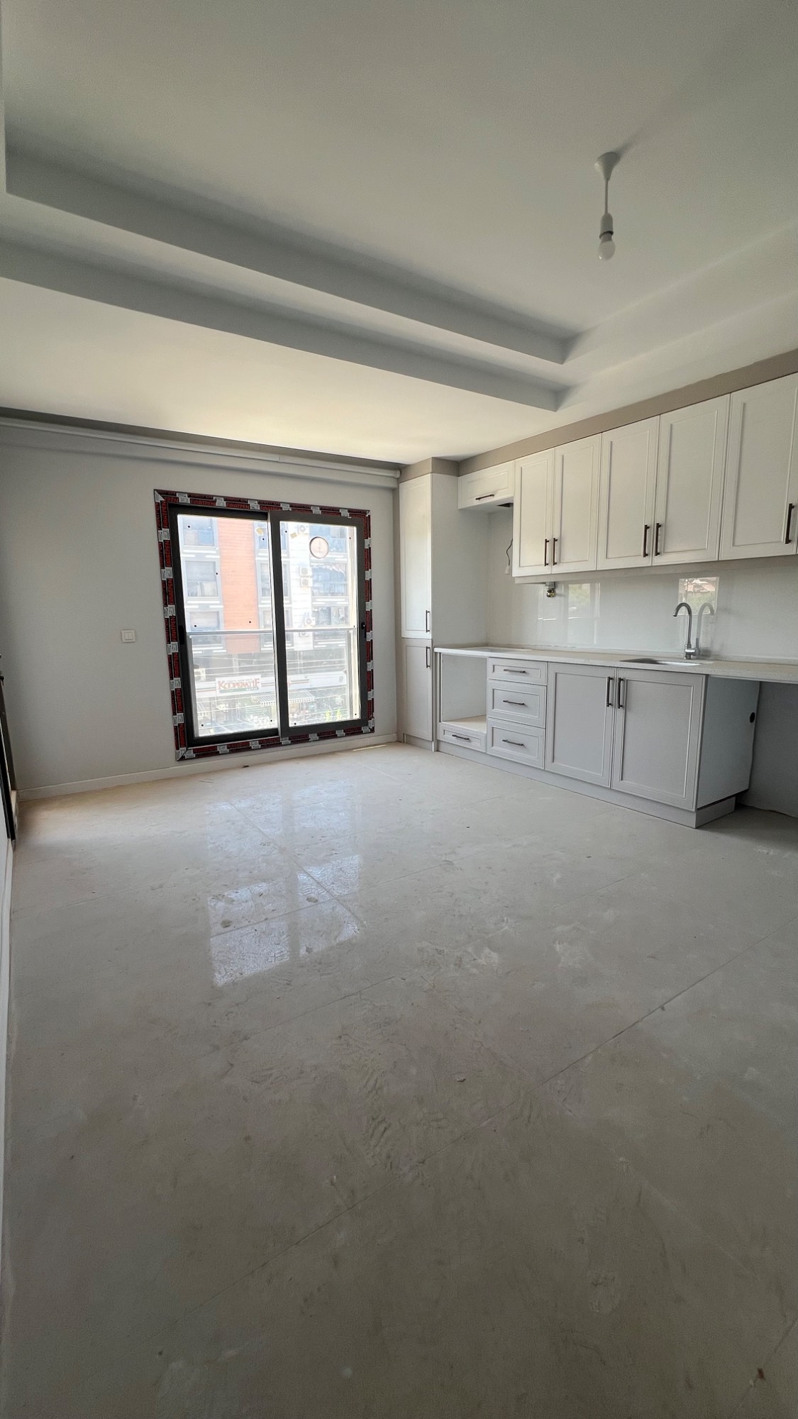 TURGUTLU SATILIK CUMHURİYET MAH KERVANYOLUNDA GENİŞ 2+1 ARAKAT DAİRE