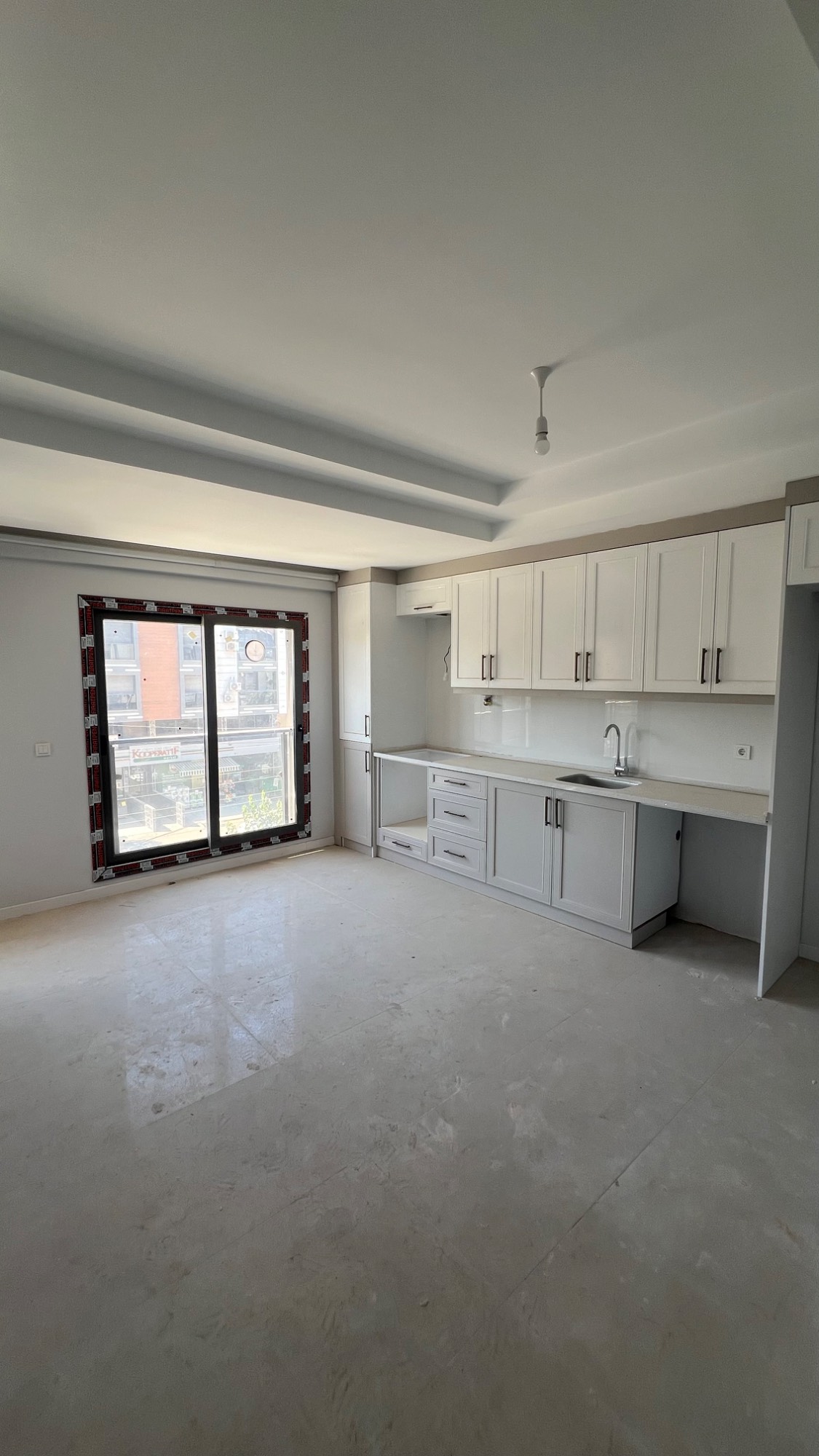 TURGUTLU SATILIK CUMHURİYET MAH KERVANYOLUNDA GENİŞ 2+1 ARAKAT DAİRE