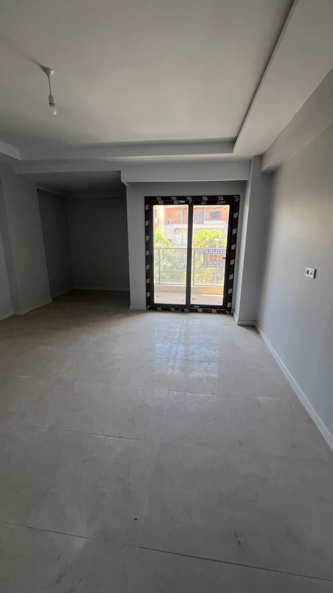 TURGUTLU SATILIK CUMHURİYET MAH KERVANYOLUNDA GENİŞ 2+1 ARAKAT DAİRE