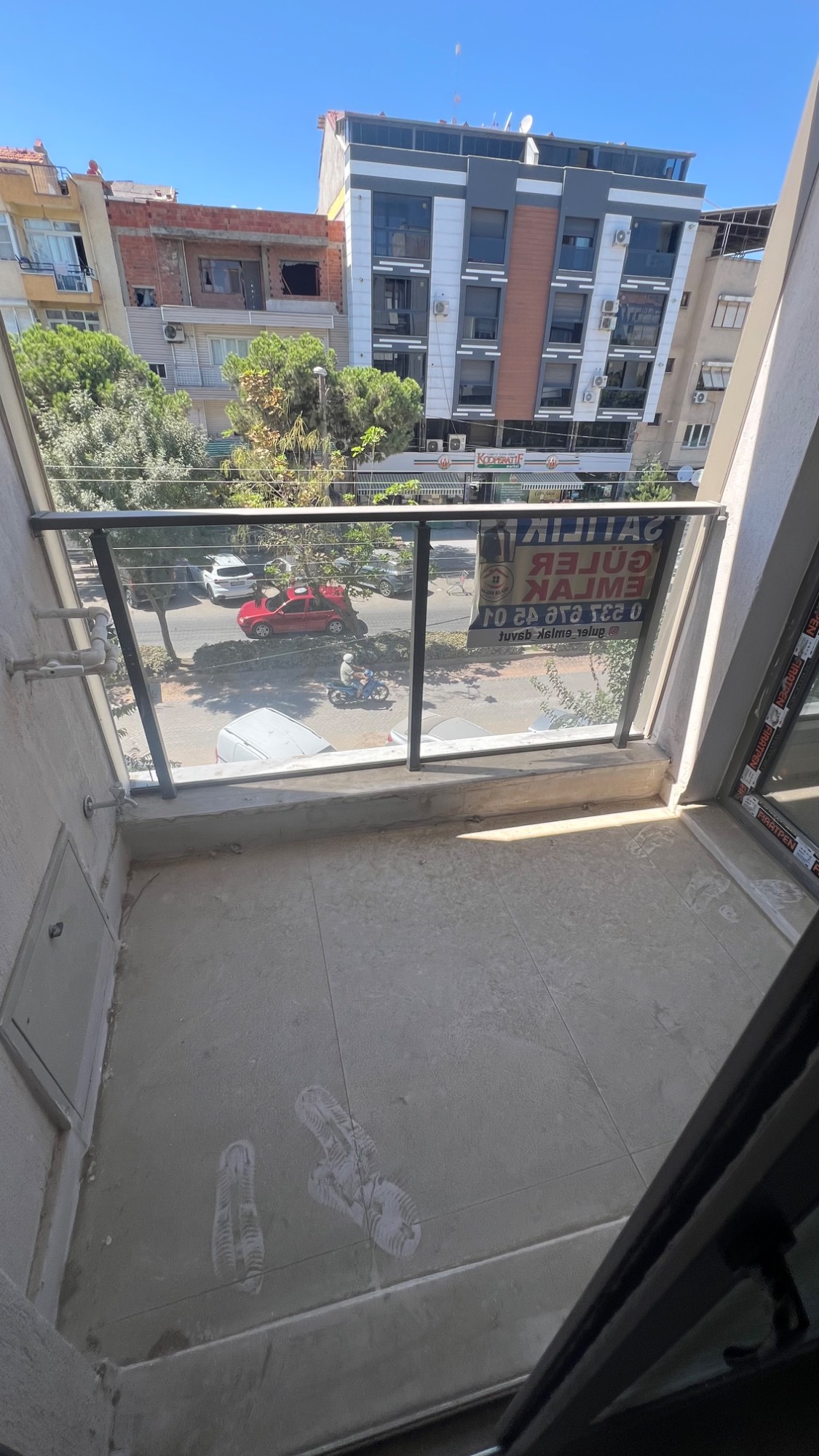 TURGUTLU SATILIK CUMHURİYET MAH KERVANYOLUNDA GENİŞ 2+1 ARAKAT DAİRE