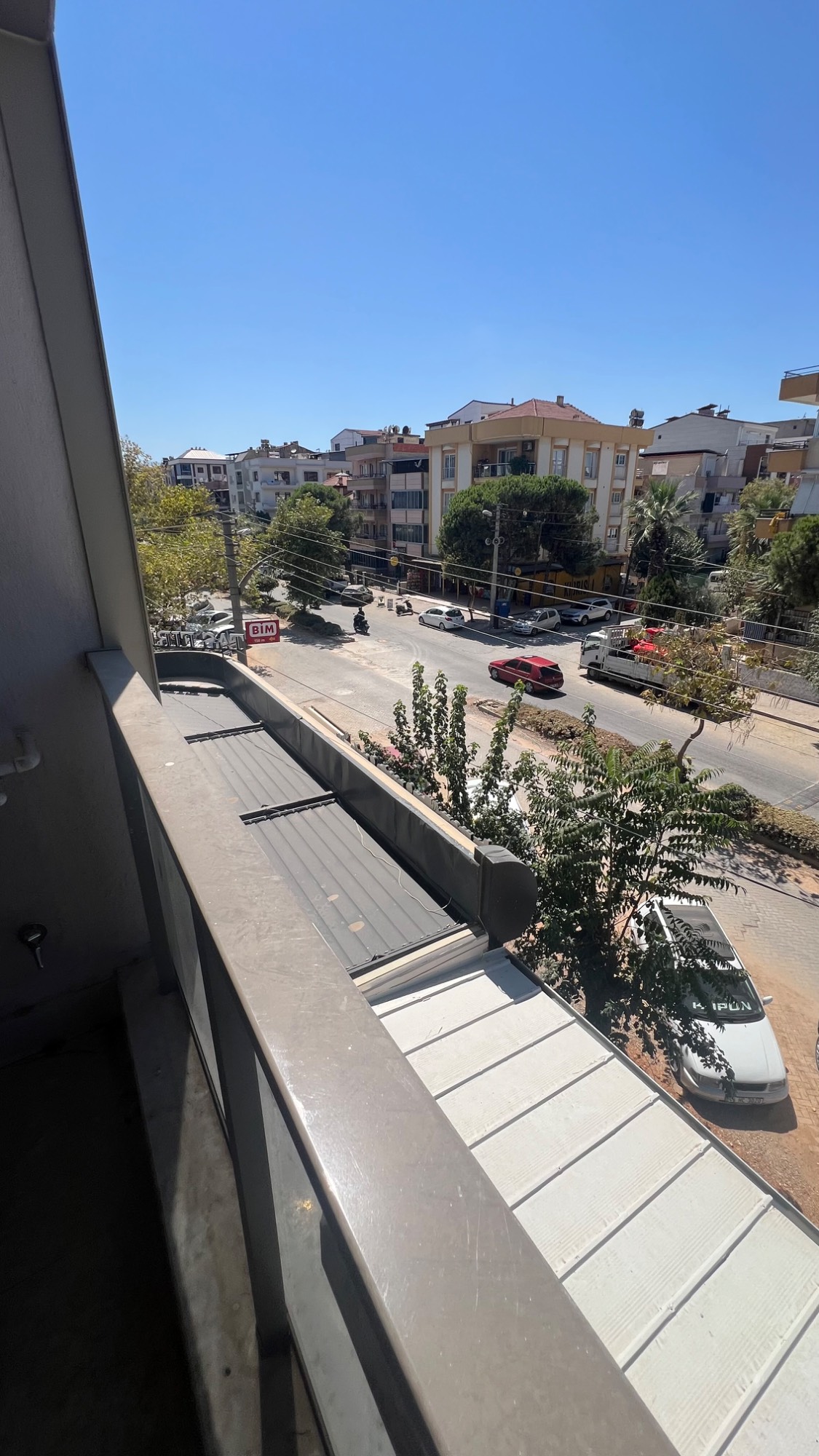 TURGUTLU SATILIK CUMHURİYET MAH KERVANYOLUNDA GENİŞ 2+1 ARAKAT DAİRE