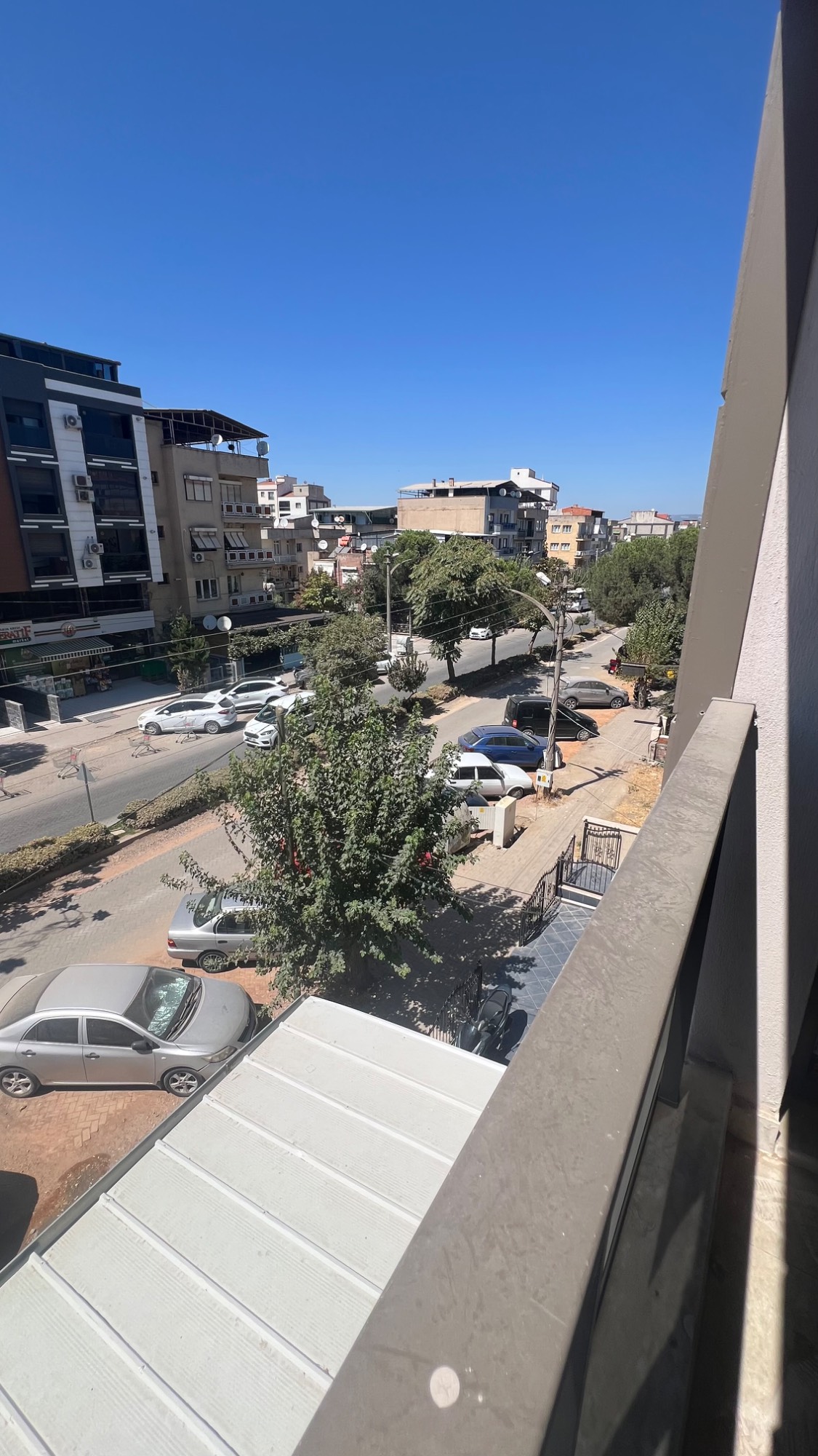 TURGUTLU SATILIK CUMHURİYET MAH KERVANYOLUNDA GENİŞ 2+1 ARAKAT DAİRE