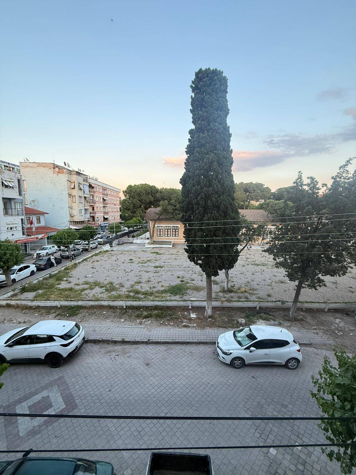 CUMHURİYET MAHALLESİ ŞEHRİN MERKEZİNDE CADDE ÜZERİ SATILIK 3+1 DAİRE