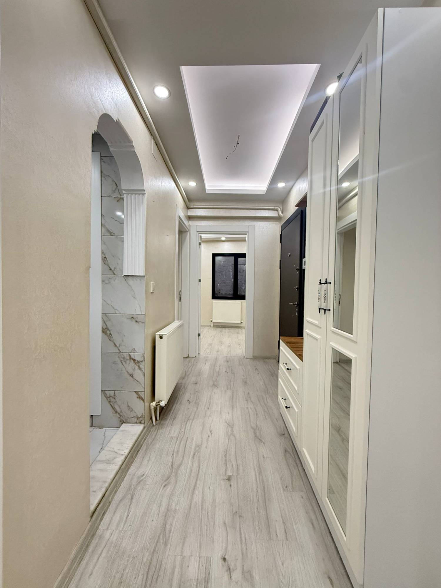 CUMHURİYET MAHALLESİ ŞEHRİN MERKEZİNDE CADDE ÜZERİ SATILIK 3+1 DAİRE
