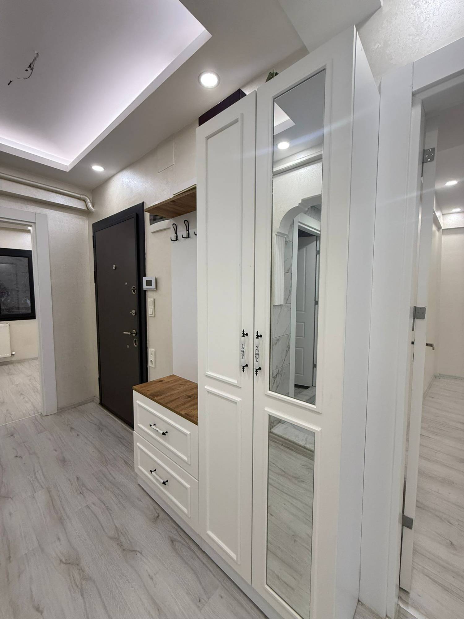 CUMHURİYET MAHALLESİ ŞEHRİN MERKEZİNDE CADDE ÜZERİ SATILIK 3+1 DAİRE