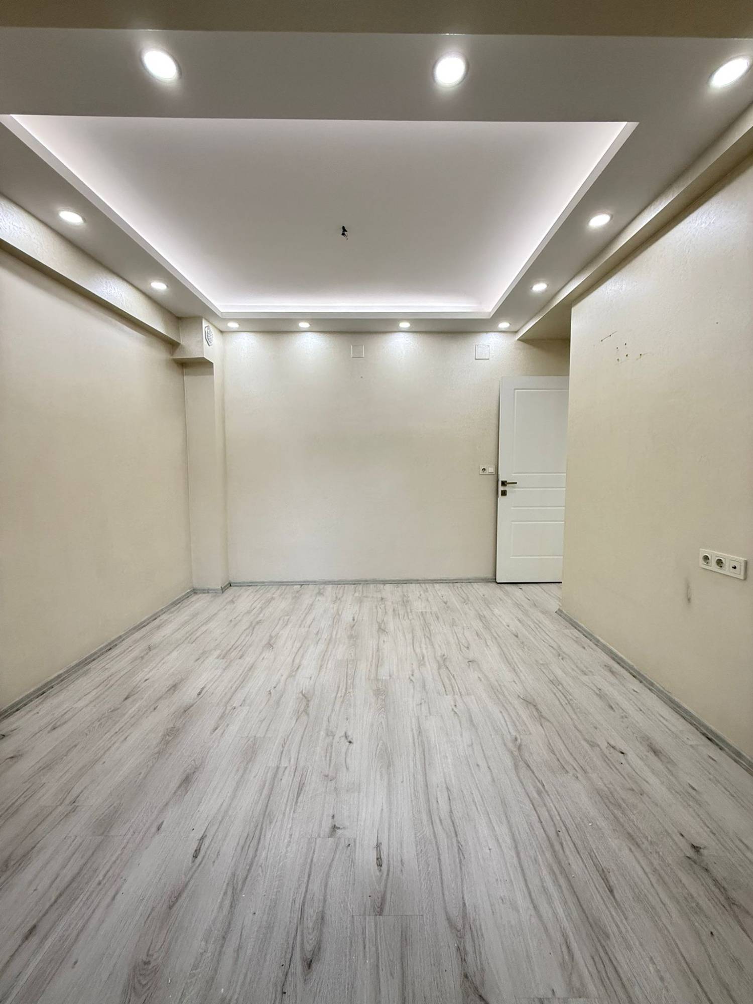 CUMHURİYET MAHALLESİ ŞEHRİN MERKEZİNDE CADDE ÜZERİ SATILIK 3+1 DAİRE