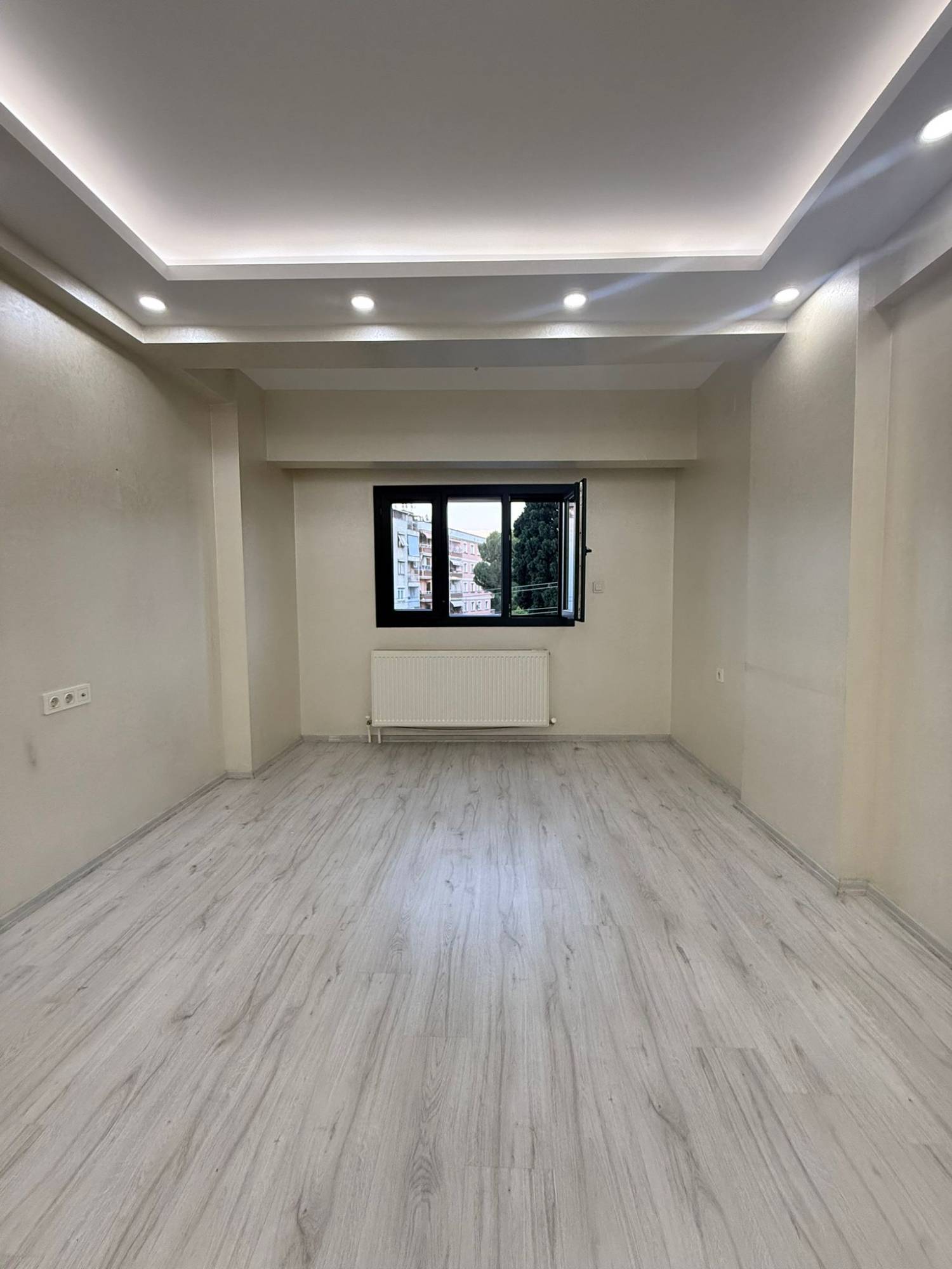 CUMHURİYET MAHALLESİ ŞEHRİN MERKEZİNDE CADDE ÜZERİ SATILIK 3+1 DAİRE