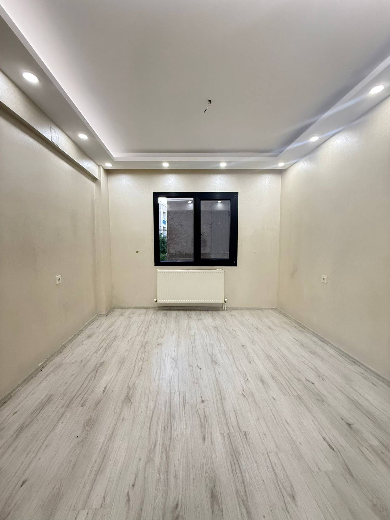 CUMHURİYET MAHALLESİ ŞEHRİN MERKEZİNDE CADDE ÜZERİ SATILIK 3+1 DAİRE