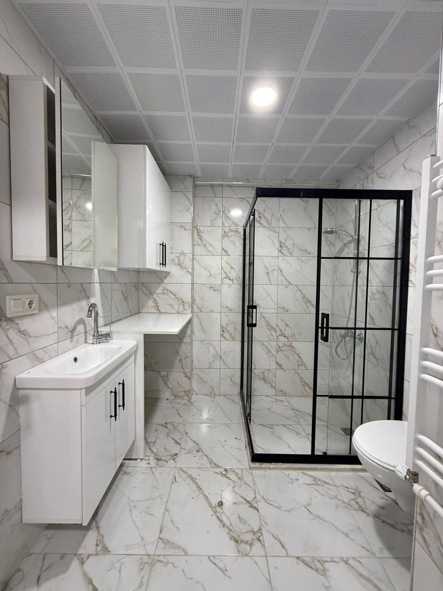 CUMHURİYET MAHALLESİ ŞEHRİN MERKEZİNDE CADDE ÜZERİ SATILIK 3+1 DAİRE