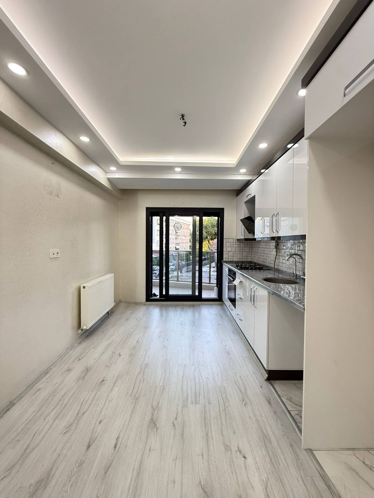 CUMHURİYET MAHALLESİ ŞEHRİN MERKEZİNDE CADDE ÜZERİ SATILIK 3+1 DAİRE