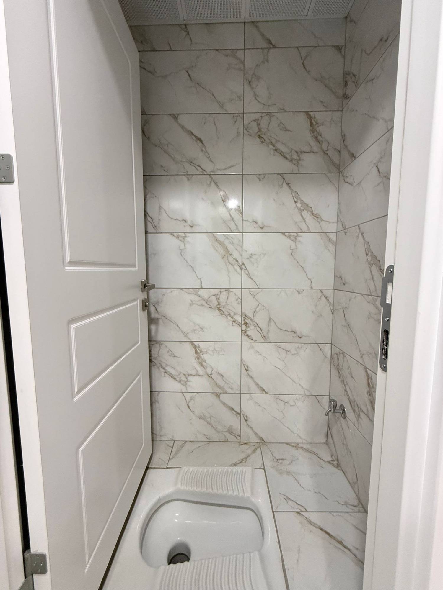 CUMHURİYET MAHALLESİ ŞEHRİN MERKEZİNDE CADDE ÜZERİ SATILIK 3+1 DAİRE