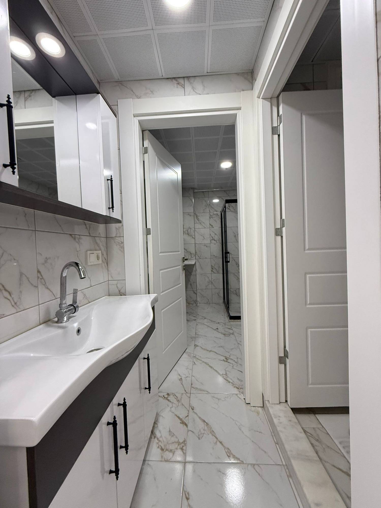 CUMHURİYET MAHALLESİ ŞEHRİN MERKEZİNDE CADDE ÜZERİ SATILIK 3+1 DAİRE