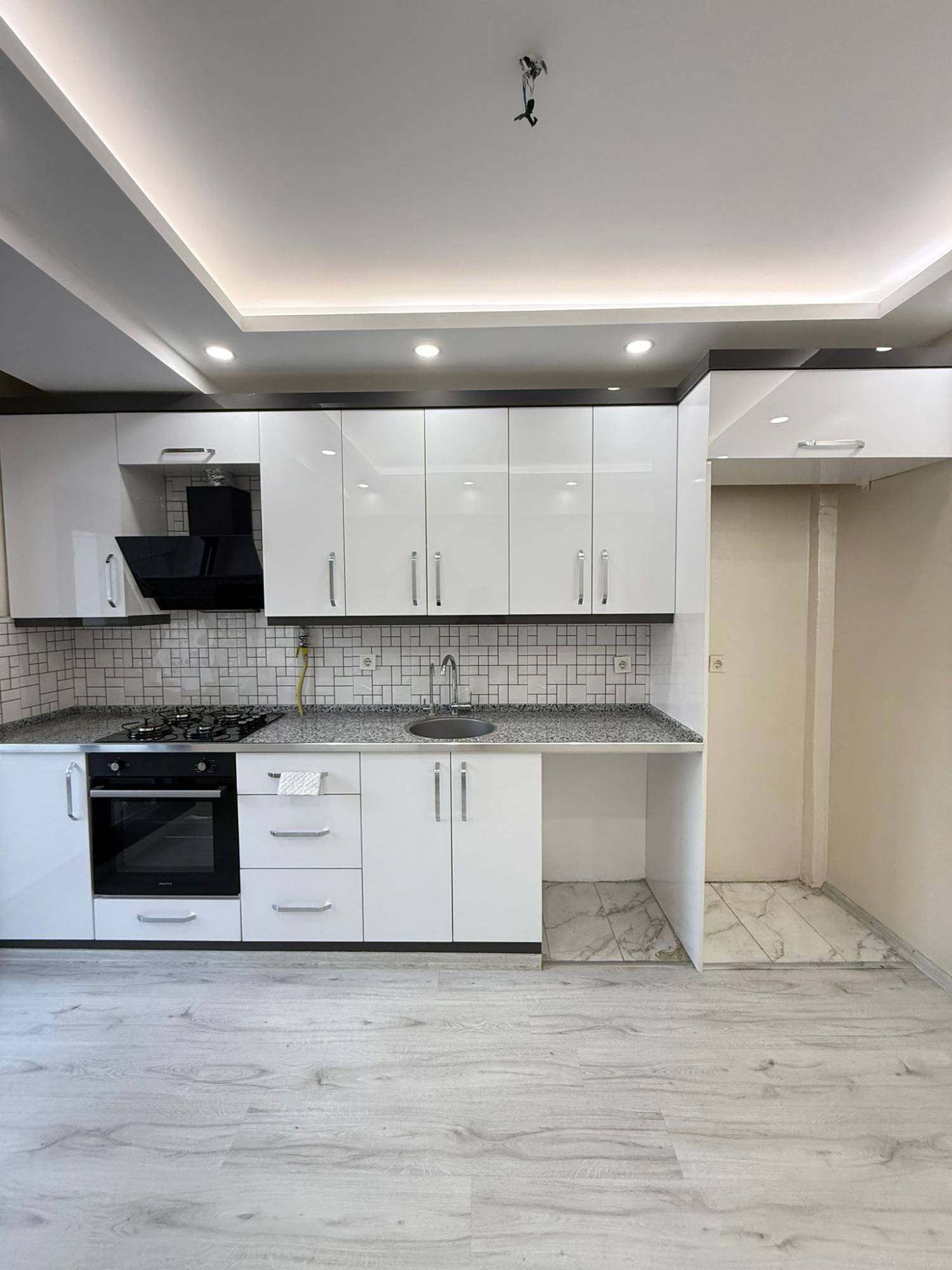 CUMHURİYET MAHALLESİ ŞEHRİN MERKEZİNDE CADDE ÜZERİ SATILIK 3+1 DAİRE