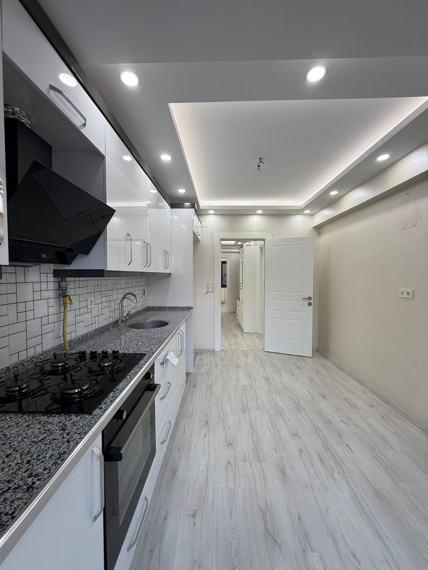 CUMHURİYET MAHALLESİ ŞEHRİN MERKEZİNDE CADDE ÜZERİ SATILIK 3+1 DAİRE