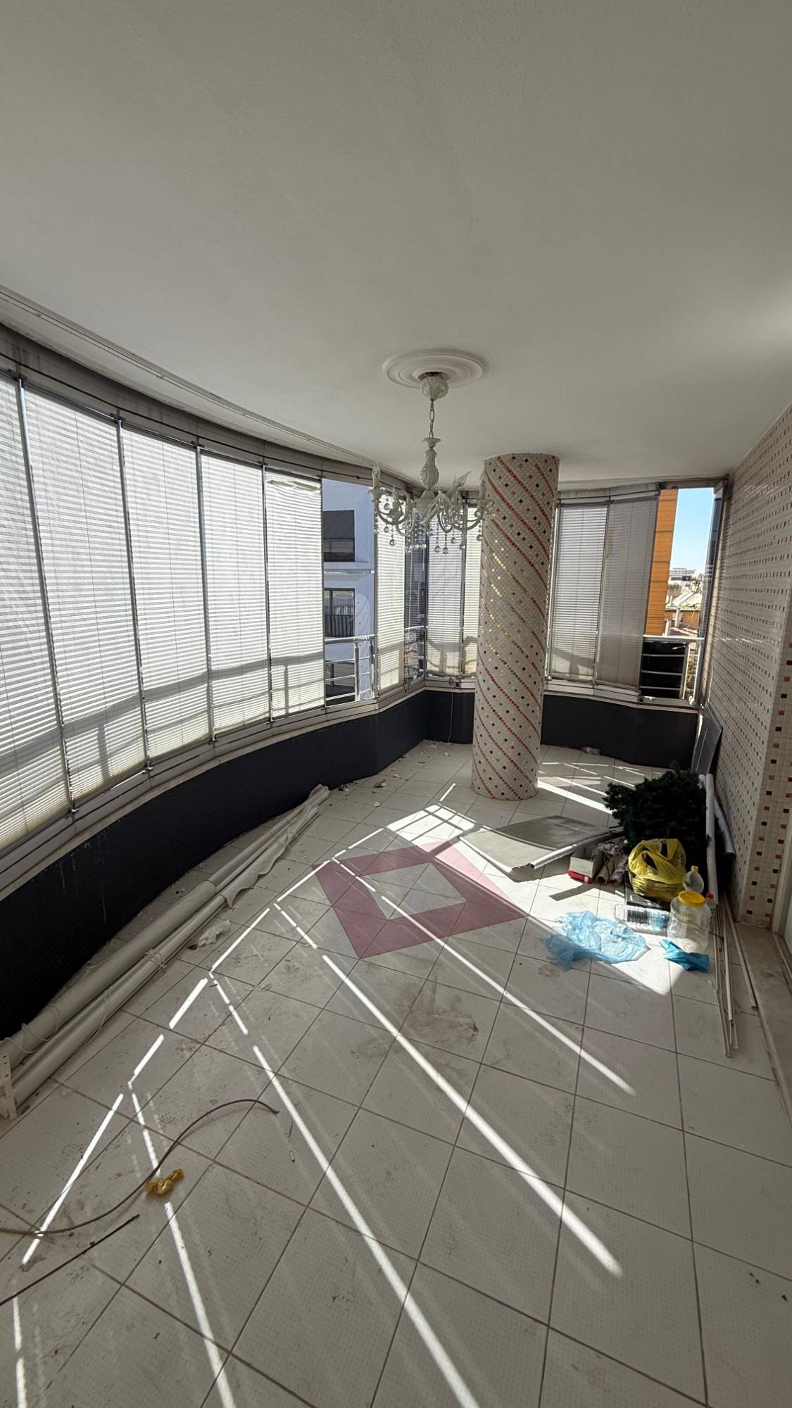 TURGUTLU KAFELER SOKAĞINDA ASANSÖRLÜ DOĞALGAZLI KİRALIK 4+1 DAİRE