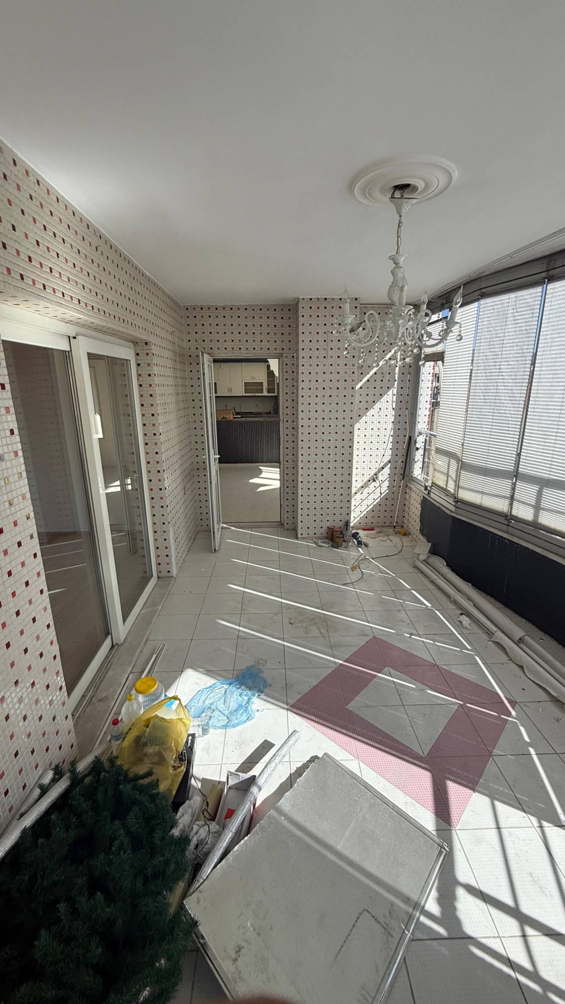 TURGUTLU KAFELER SOKAĞINDA ASANSÖRLÜ DOĞALGAZLI KİRALIK 4+1 DAİRE
