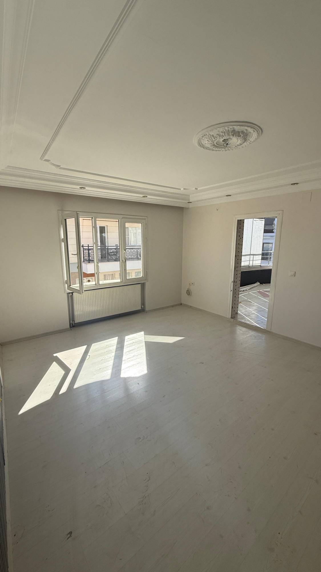 TURGUTLU KAFELER SOKAĞINDA ASANSÖRLÜ DOĞALGAZLI KİRALIK 4+1 DAİRE