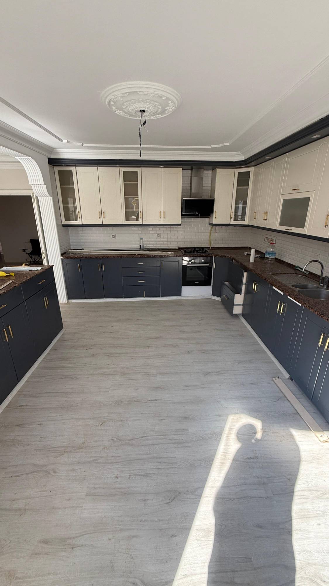 TURGUTLU KAFELER SOKAĞINDA ASANSÖRLÜ DOĞALGAZLI KİRALIK 4+1 DAİRE