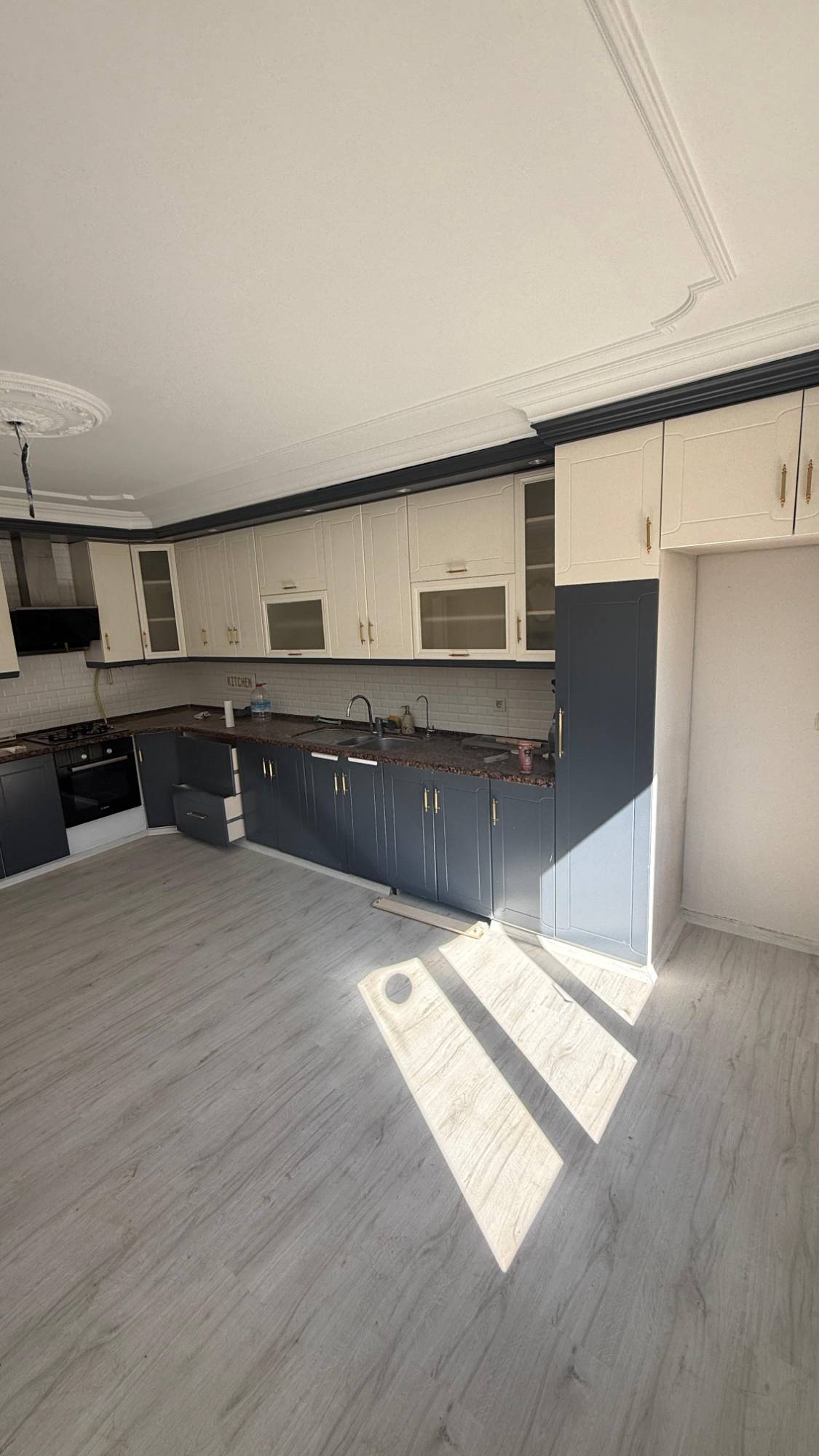 TURGUTLU KAFELER SOKAĞINDA ASANSÖRLÜ DOĞALGAZLI KİRALIK 4+1 DAİRE