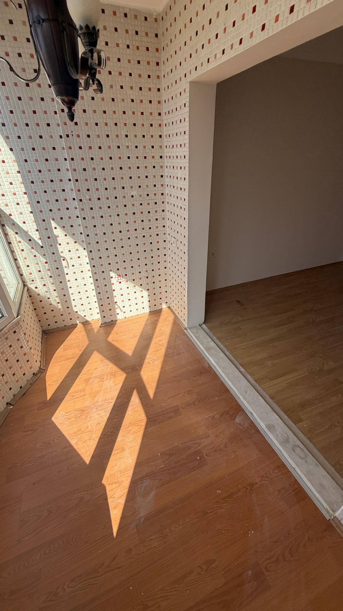 TURGUTLU KAFELER SOKAĞINDA ASANSÖRLÜ DOĞALGAZLI KİRALIK 4+1 DAİRE