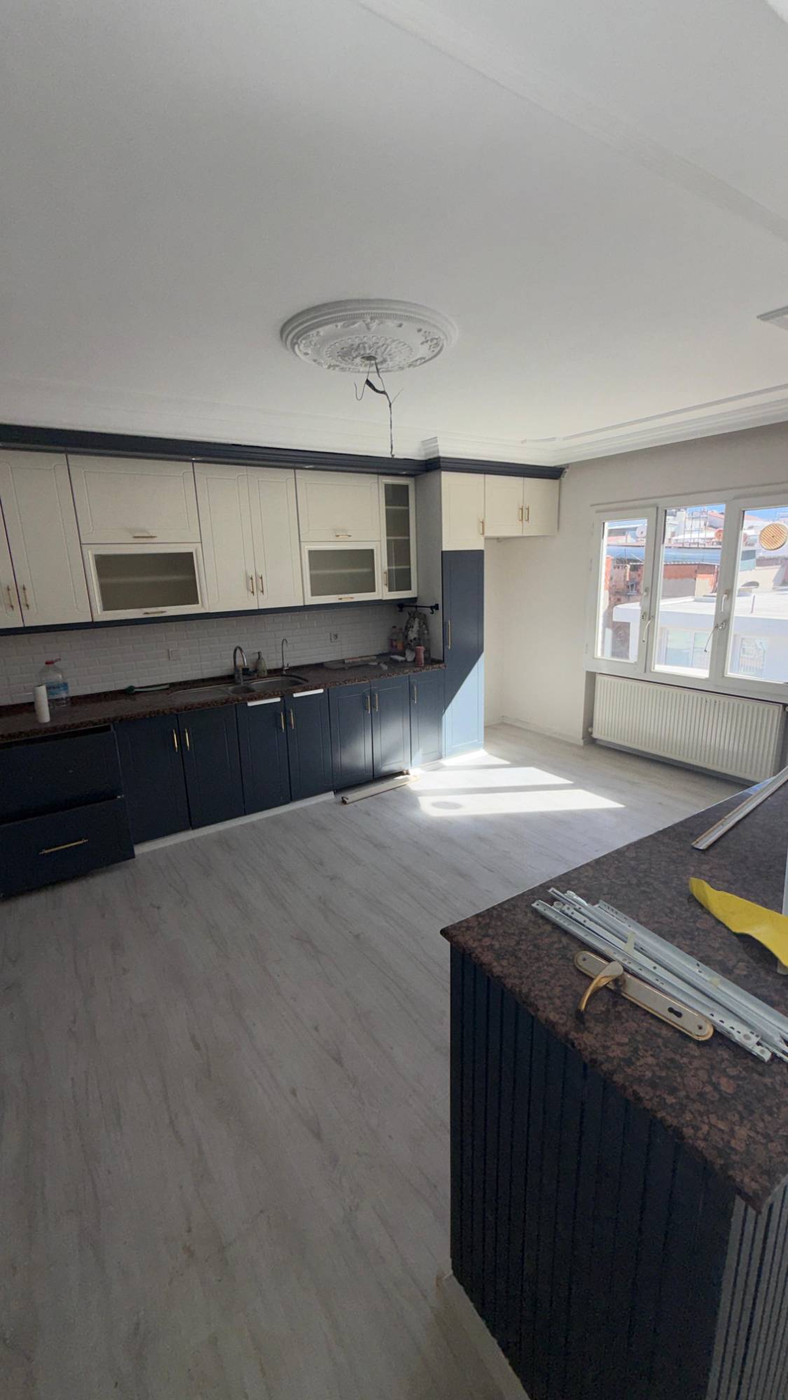 TURGUTLU KAFELER SOKAĞINDA ASANSÖRLÜ DOĞALGAZLI KİRALIK 4+1 DAİRE