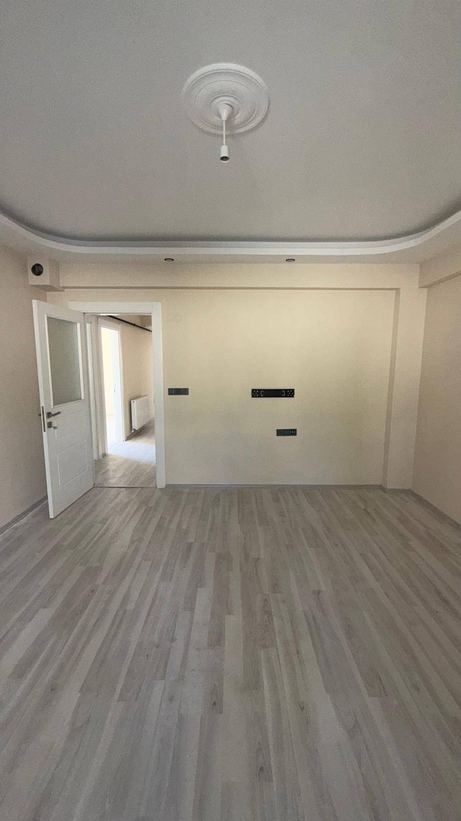 ERGENEKON MAHALLESİ 3+1 OTOPARK ÜSTÜ GENİŞ FERAH KİRALIK DAİRE
