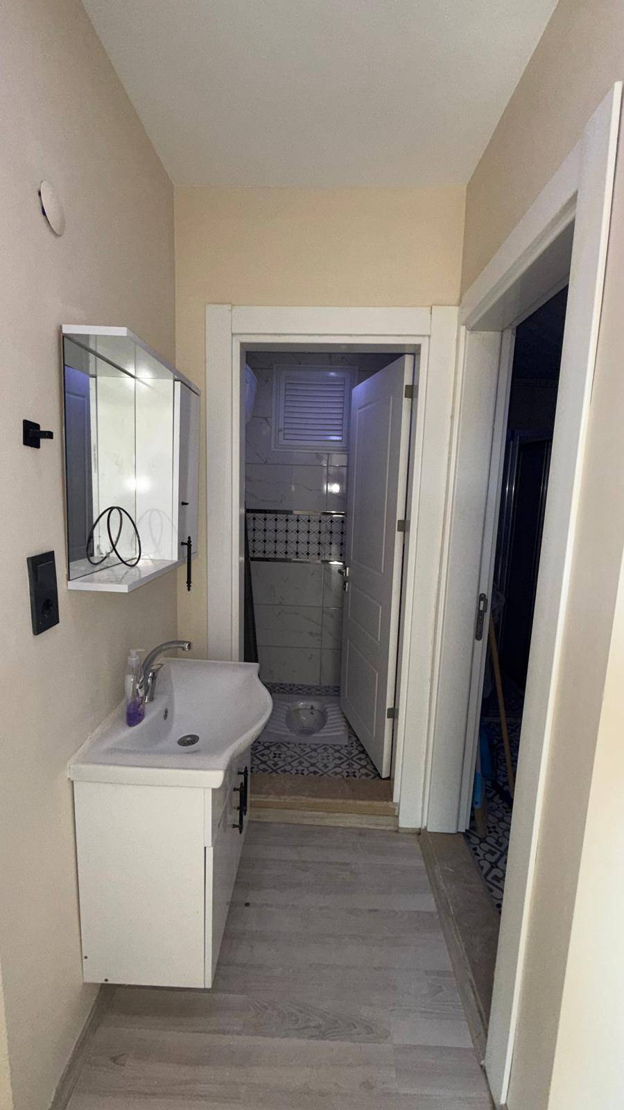 ERGENEKON MAHALLESİ 3+1 OTOPARK ÜSTÜ GENİŞ FERAH KİRALIK DAİRE
