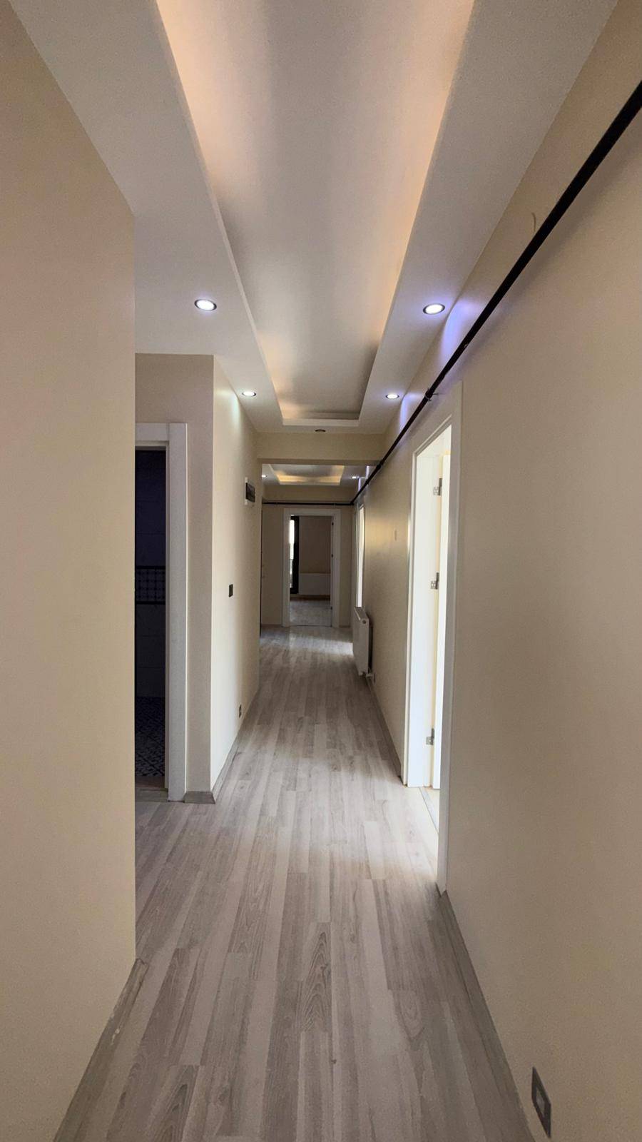 ERGENEKON MAHALLESİ 3+1 OTOPARK ÜSTÜ GENİŞ FERAH KİRALIK DAİRE