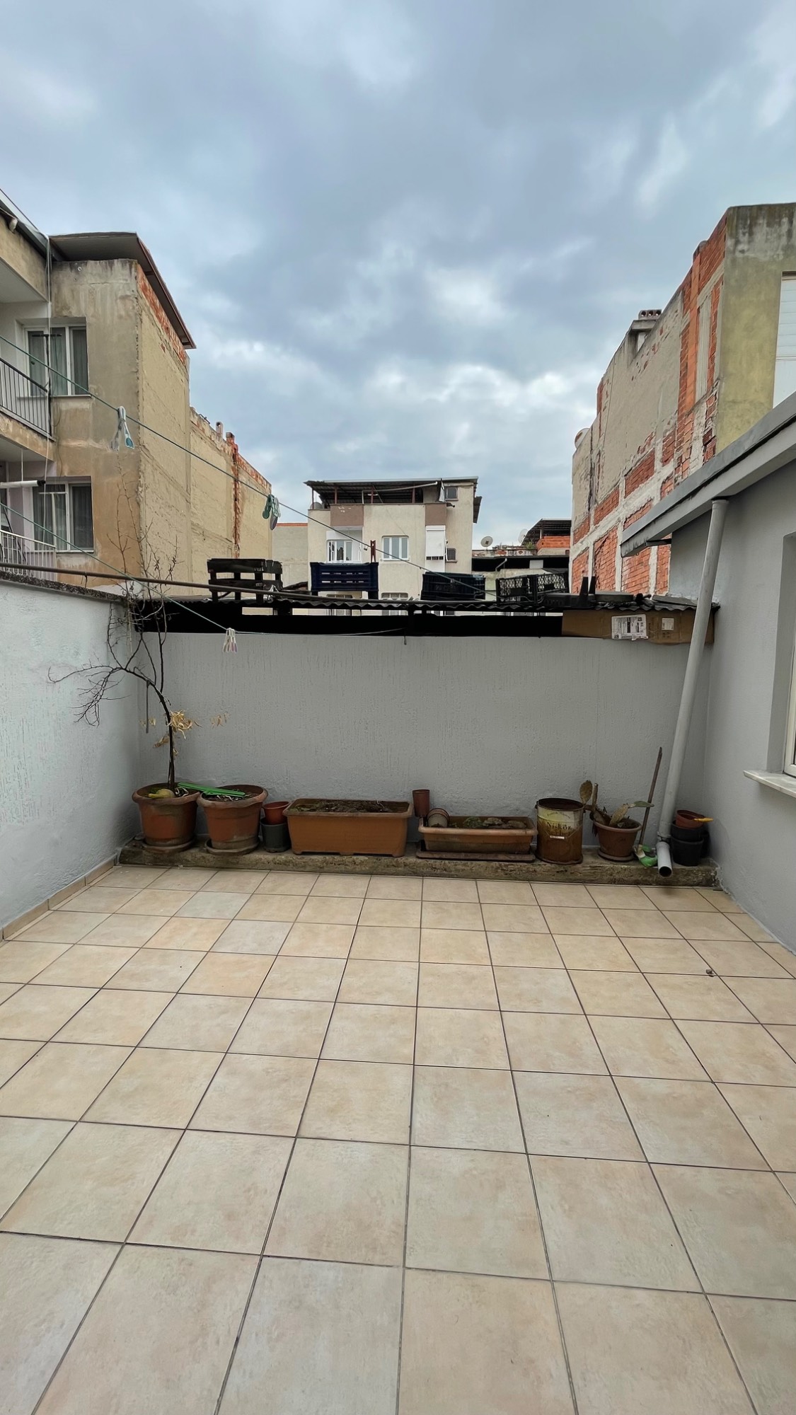 TURGUTLU CUMHURİYET MAHALLESİ’NDE ESKİ MANİSA YOLU CADDESİ ÜZERİNDE ZEMİN ÜSTÜ 3 + 1 DAİRE