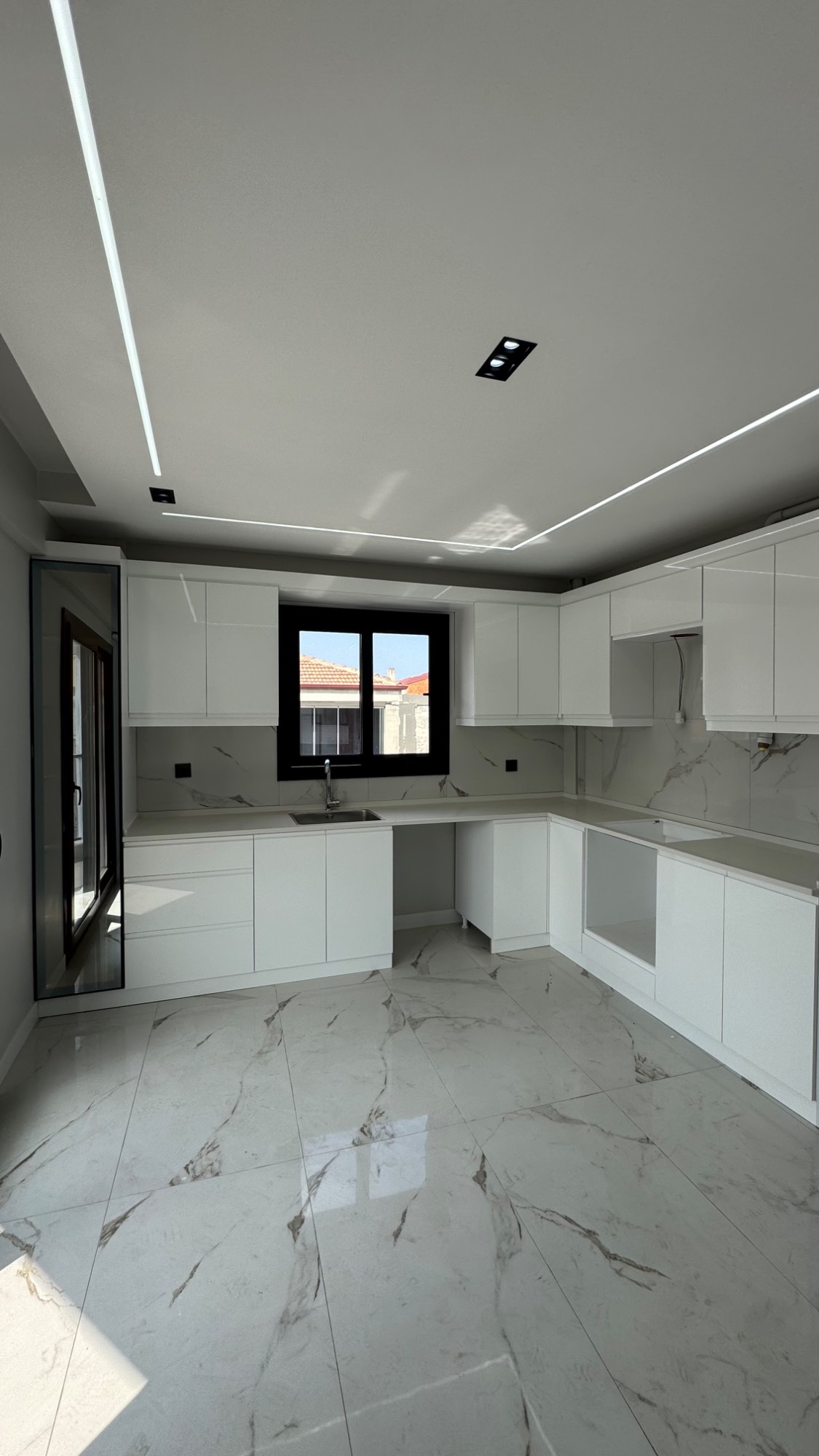 TURGUTLU ŞEHİTLER MAHALLESİ’NDE KARAAĞAÇ YOLUNDA 135 MT ASANSÖRLÜ 3 + 1 DAİRE