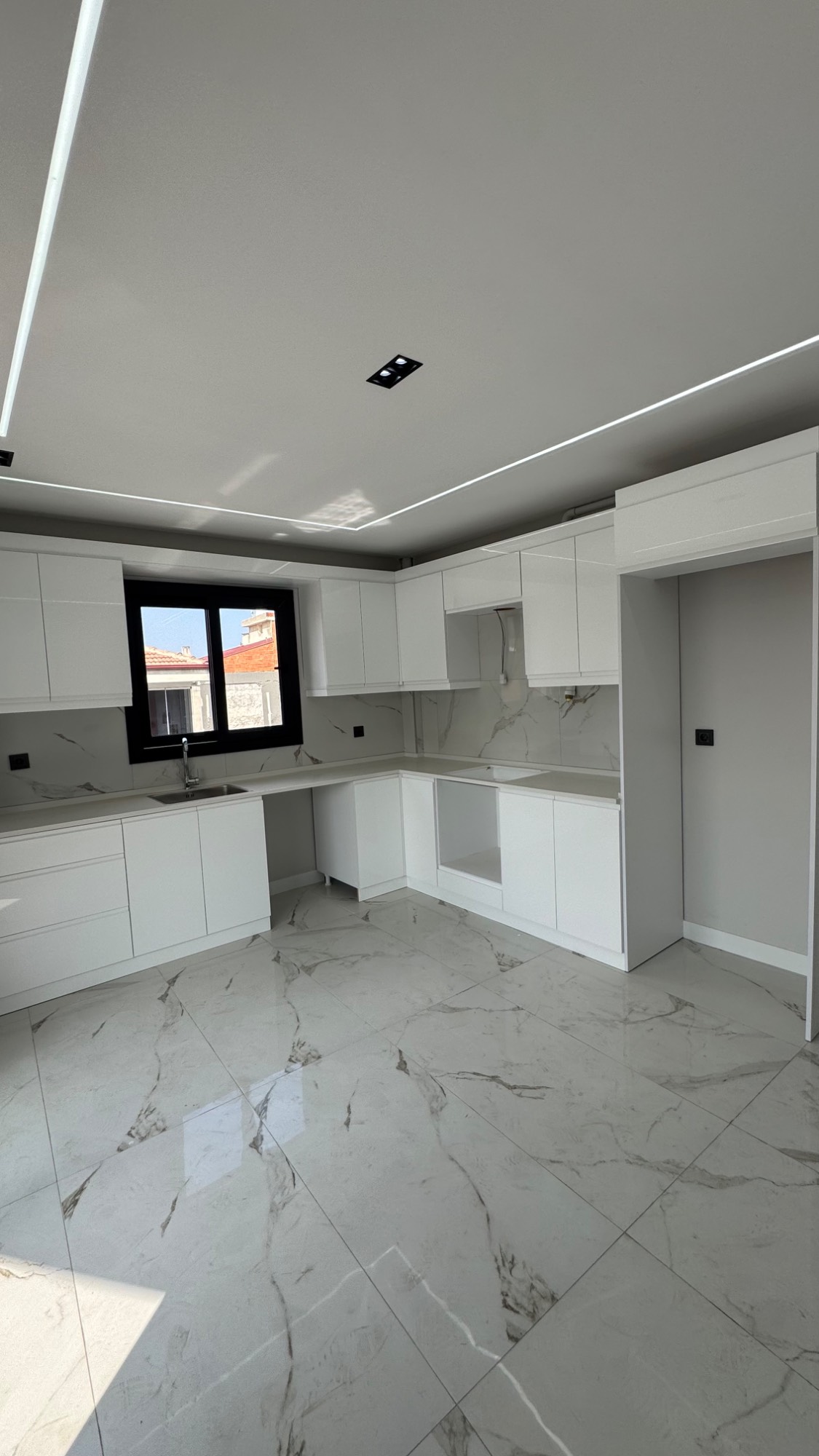TURGUTLU ŞEHİTLER MAHALLESİ’NDE KARAAĞAÇ YOLUNDA 135 MT ASANSÖRLÜ 3 + 1 DAİRE