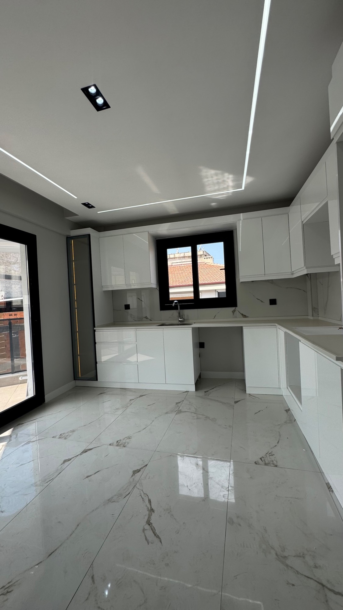 TURGUTLU ŞEHİTLER MAHALLESİ’NDE KARAAĞAÇ YOLUNDA 135 MT ASANSÖRLÜ 3 + 1 DAİRE