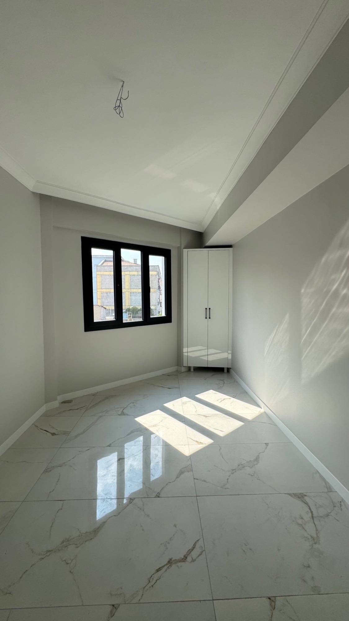 TURGUTLU ŞEHİTLER MAHALLESİ’NDE KARAAĞAÇ YOLUNDA 135 MT ASANSÖRLÜ 3 + 1 DAİRE