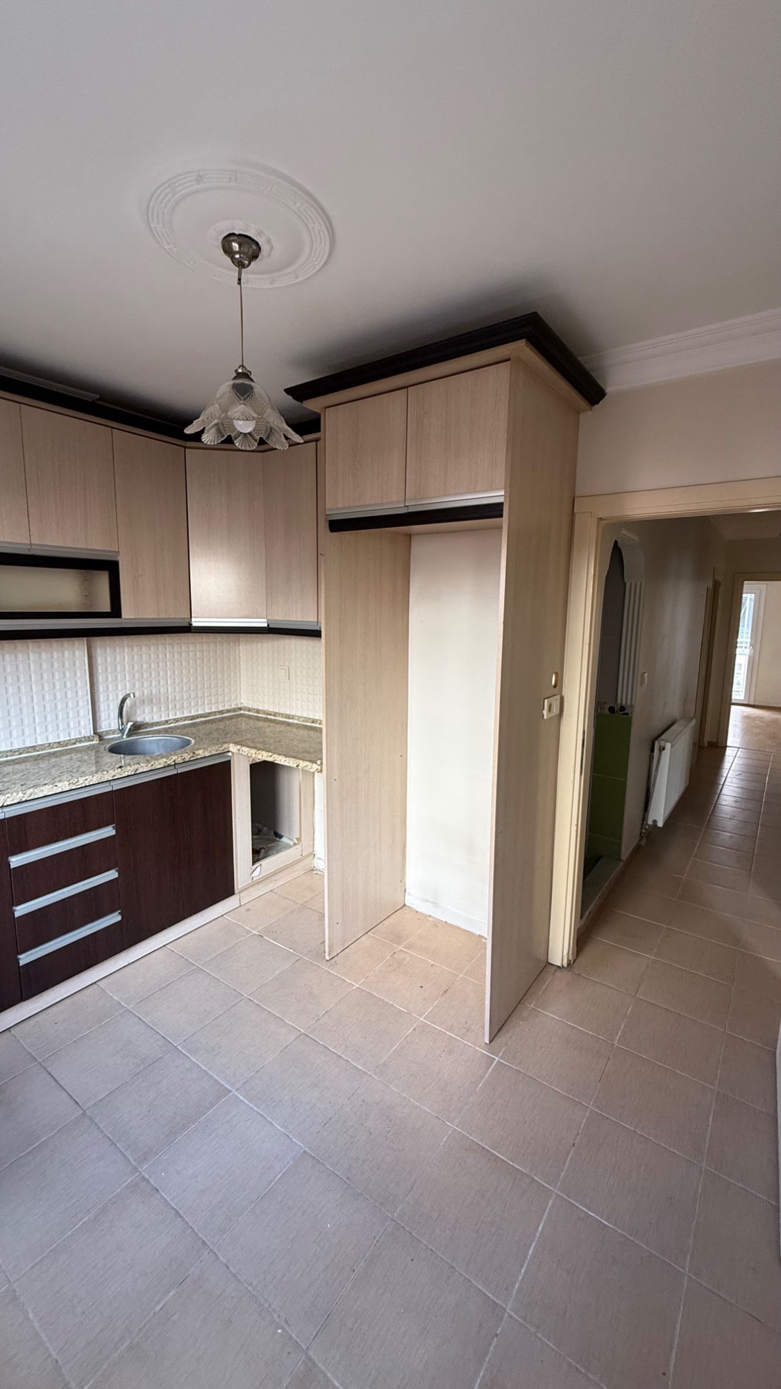 ALANKUYU YAKINI ZEMİN ÜSTÜ 3+1 D.GAZLI KİRALIK DAİRE