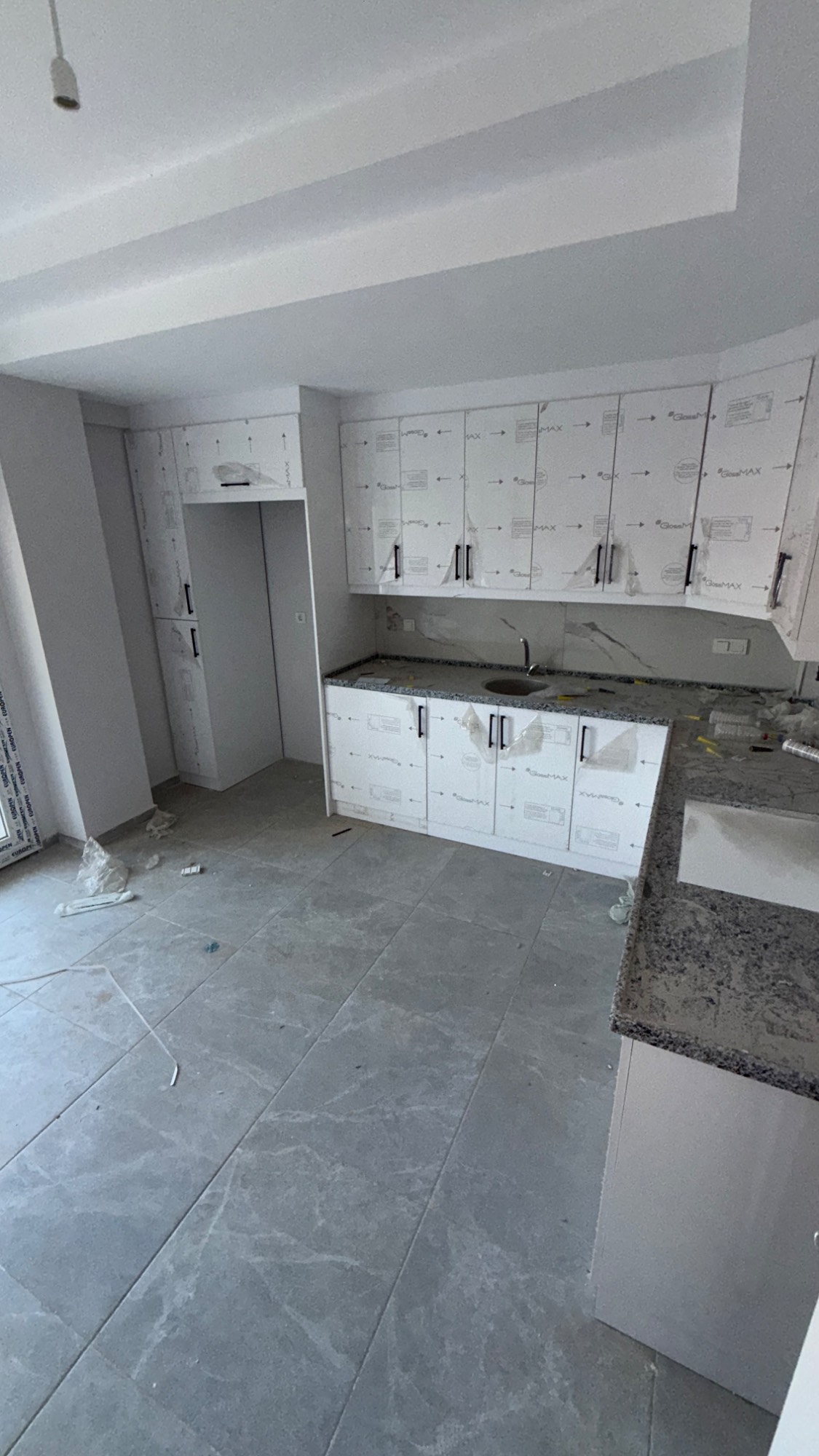 ERGENEKON MERKEZDE SINIRSIZ KREDİ İMKANLI SIFIR SATILIK 2+1 DAİRE
