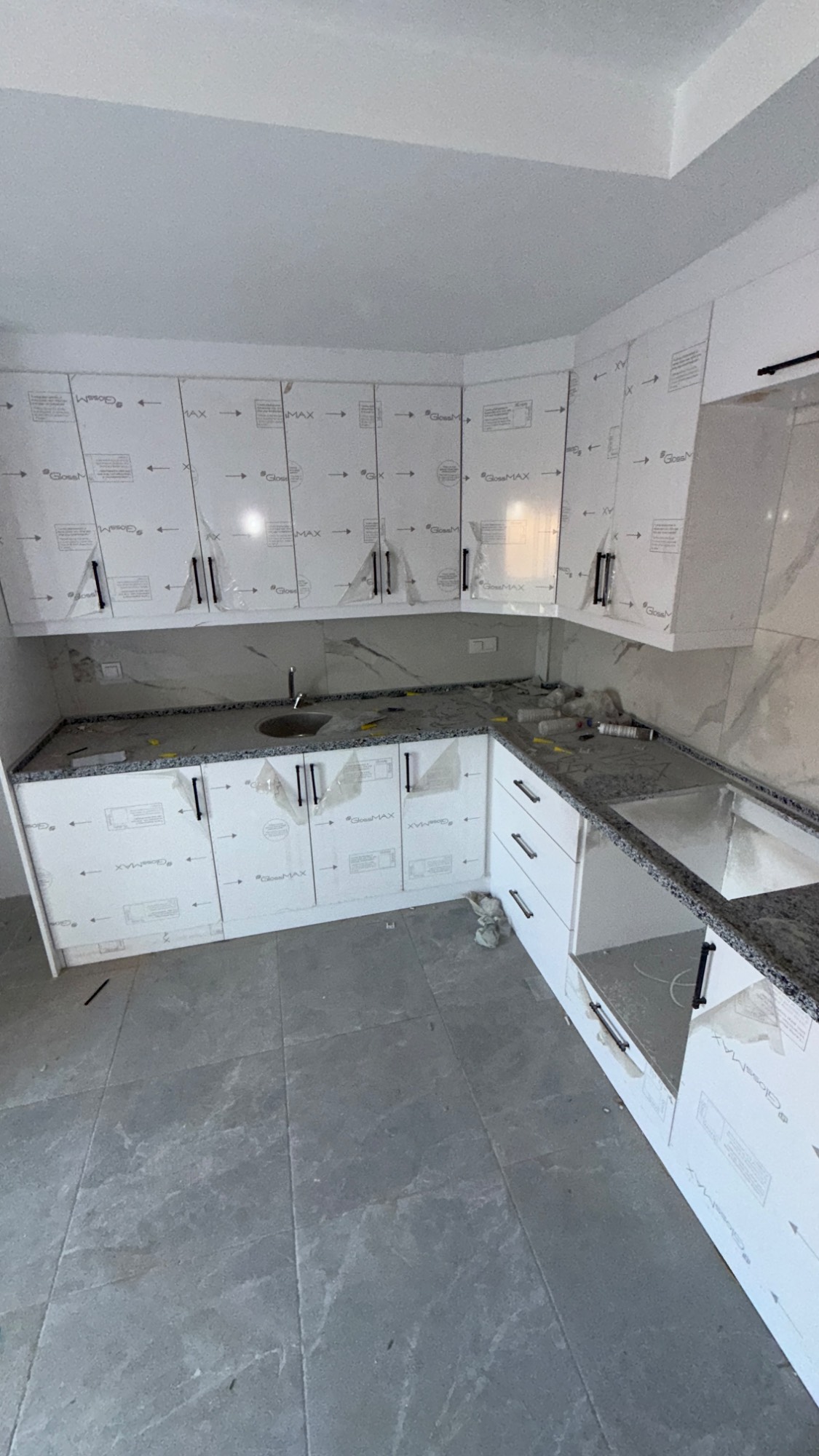 ERGENEKON MERKEZDE SINIRSIZ KREDİ İMKANLI SIFIR SATILIK 2+1 DAİRE