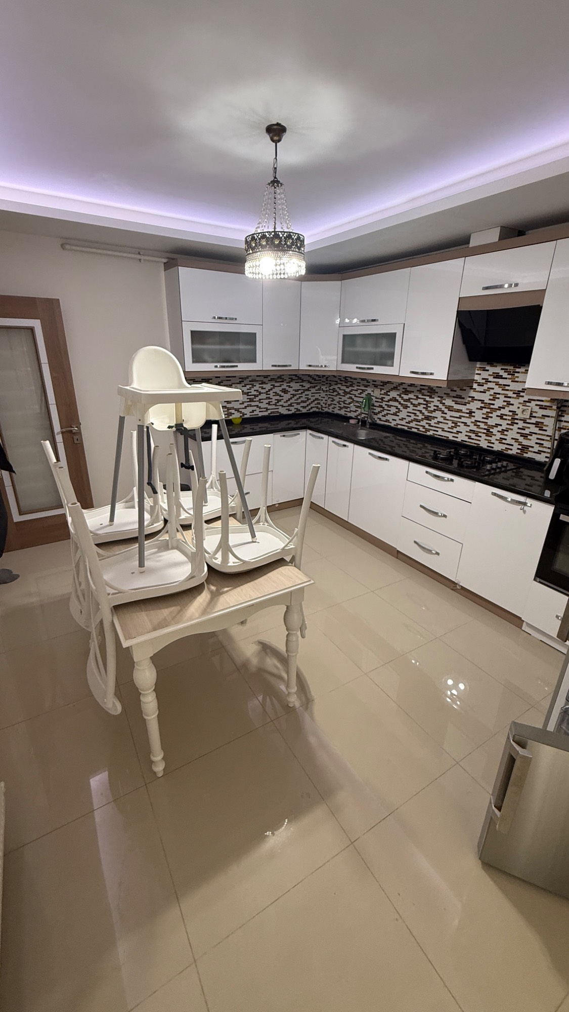 KERVAN YOLU CEPHELİ 180M2 3+1 LÜKS ARA KAT ASANSÖRLÜ SATILIK DAİRE