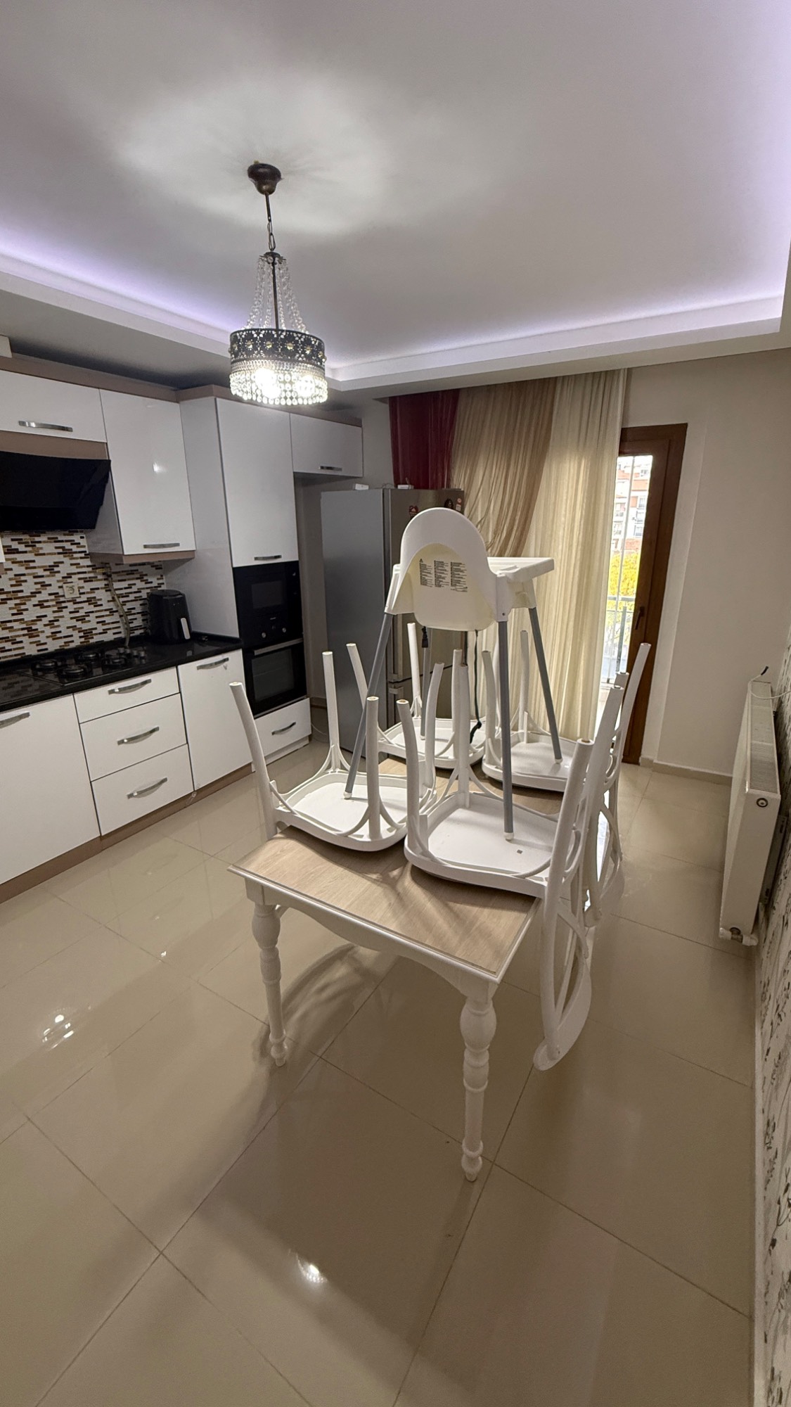 KERVAN YOLU CEPHELİ 180M2 3+1 LÜKS ARA KAT ASANSÖRLÜ SATILIK DAİRE