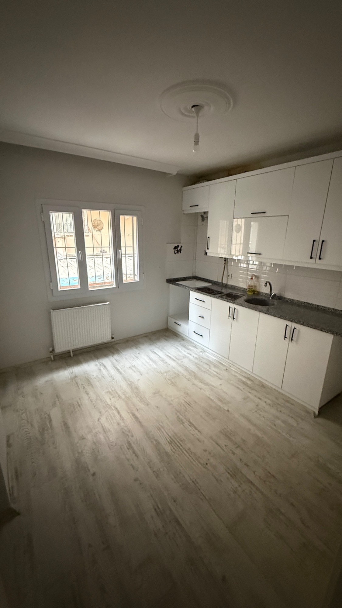 CUMHURİYET MAH 150M2 ZEMİN ÜSTÜ D.GAZLI 3+1 BAKIMLI KİRALIK DAİRE