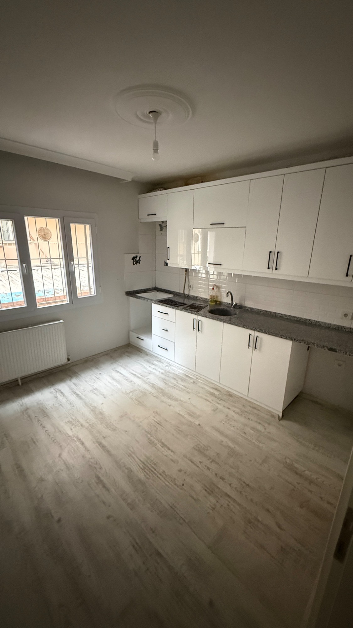 CUMHURİYET MAH 150M2 ZEMİN ÜSTÜ D.GAZLI 3+1 BAKIMLI KİRALIK DAİRE